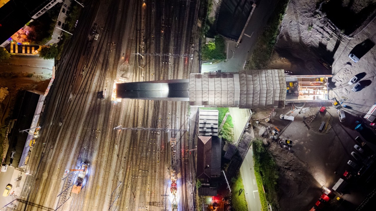 Eindrückliche Perspektive aus der Luft auf die neue Brücke.
