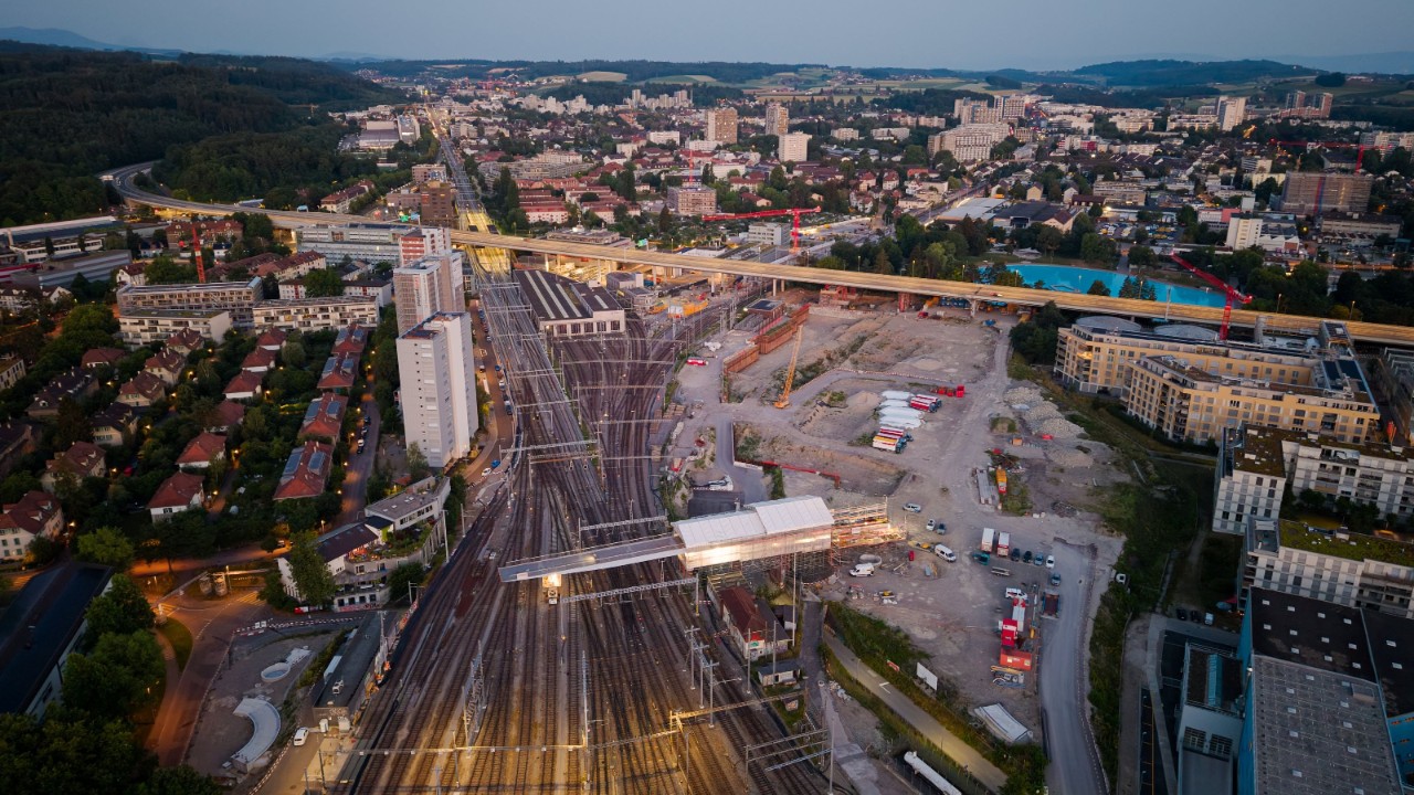 Die Passerelle präsentiert sich nach dem Einschub in der Morgendämmerung.
