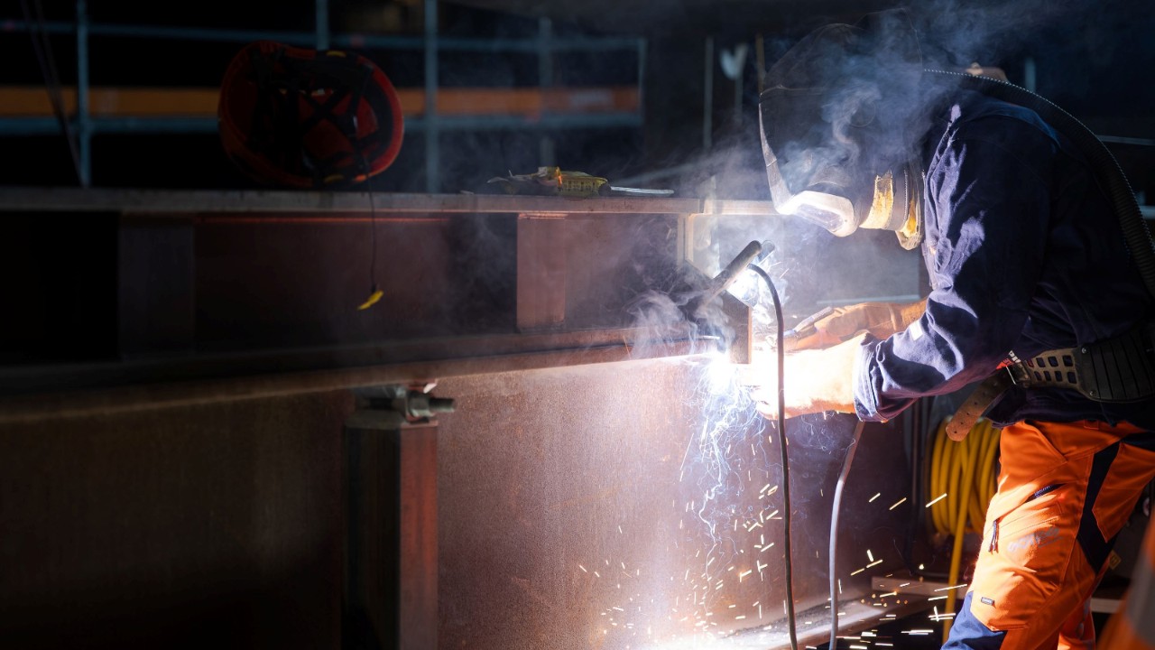 Schweissarbeiten an der Metallkonstruktion.
