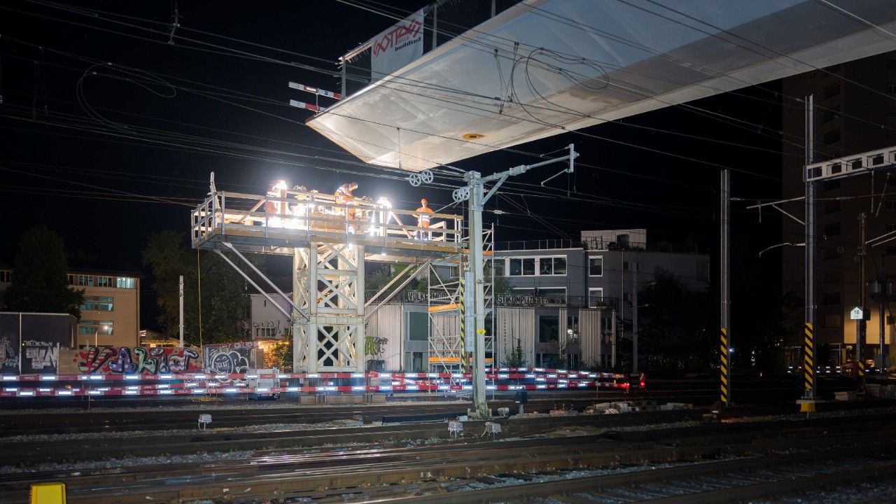Die Passerelle wird langsam in Richtung der temporären Mittelstütze geschoben.
