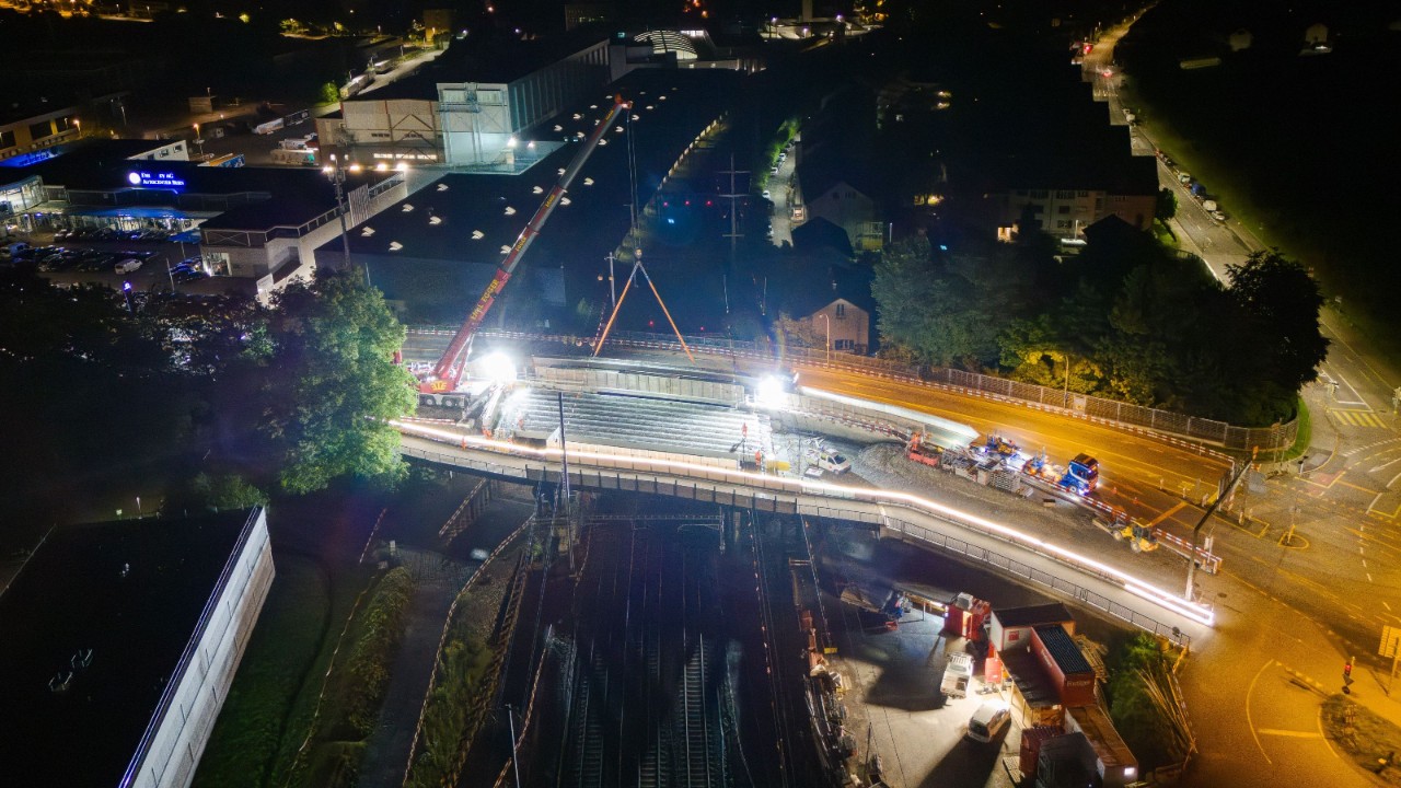 Blick aus der Luft auf die nächtlichen Arbeiten.
