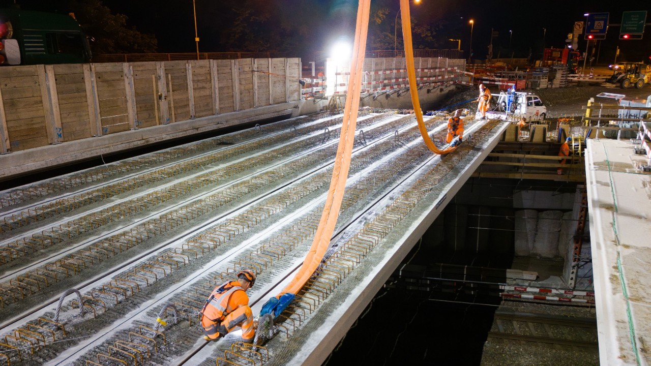 Die temporäre Brücke wird mit einem Kran eingehoben.
