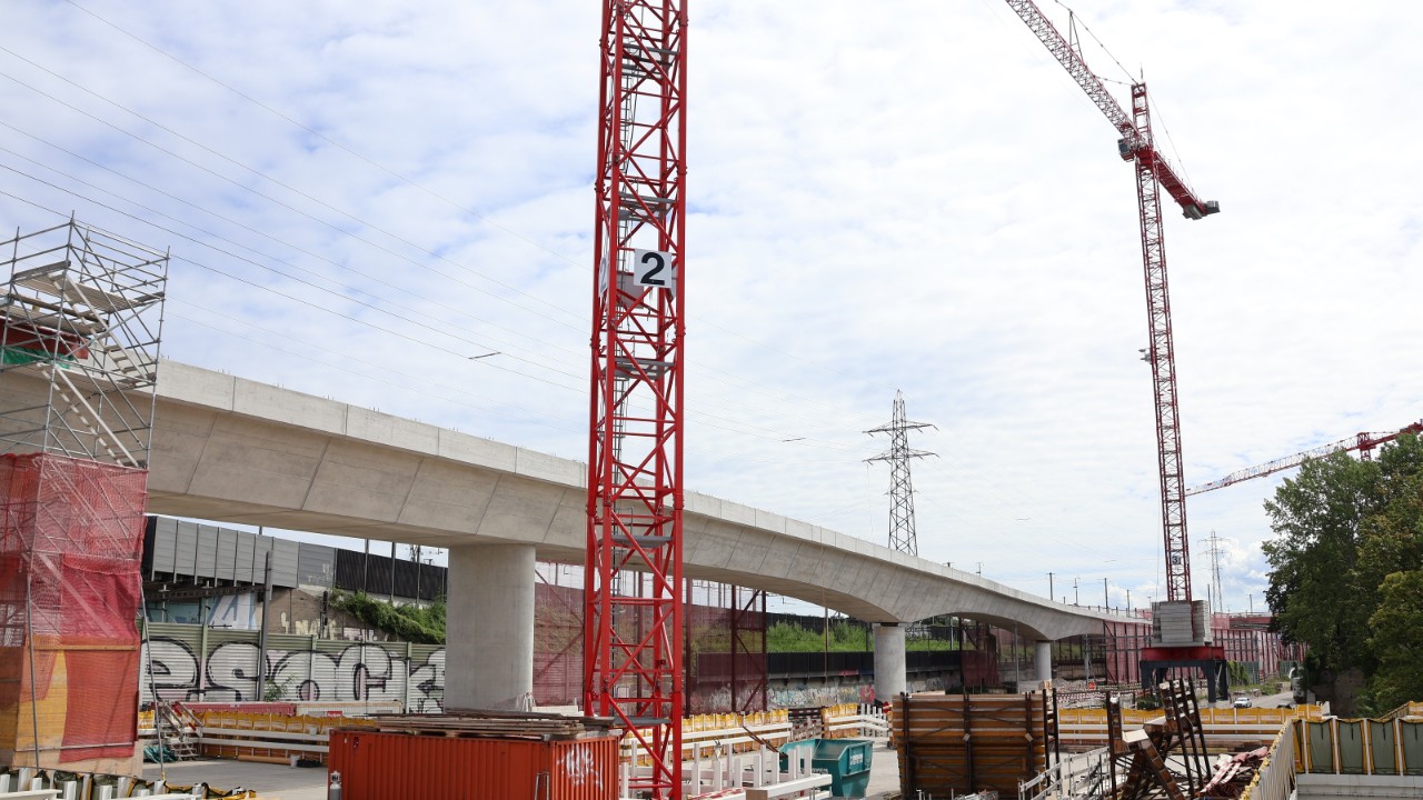 «Das Bild zeigt die neue Donnerbaumbrücke im Bereich der Installationsplattform. Der Schutztunnel ist entfernt, dadurch ist die Brücke freistehend zu sehen.