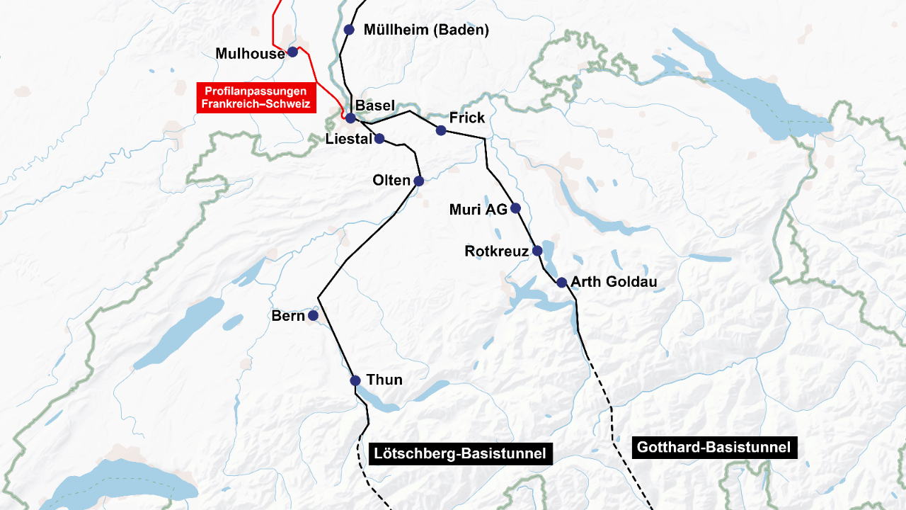Die Grafik präsentiert eine Karte der NEAT-Achsen und der Zulaufstrecken in der Schweiz, einschliesslich der bestehenden Verbindung aus Deutschland und des geplanten 4-Meter-Korridors aus Frankreich. Die Hauptachsen, Lötschberg-Basistunnel und Gotthard-Basistunnel, sind durch schwarze Linien dargestellt, während die Zulaufstrecken durch blaue Linien markiert sind. Die geplante Erweiterung aus Frankreich ist in Rot hervorgehoben.