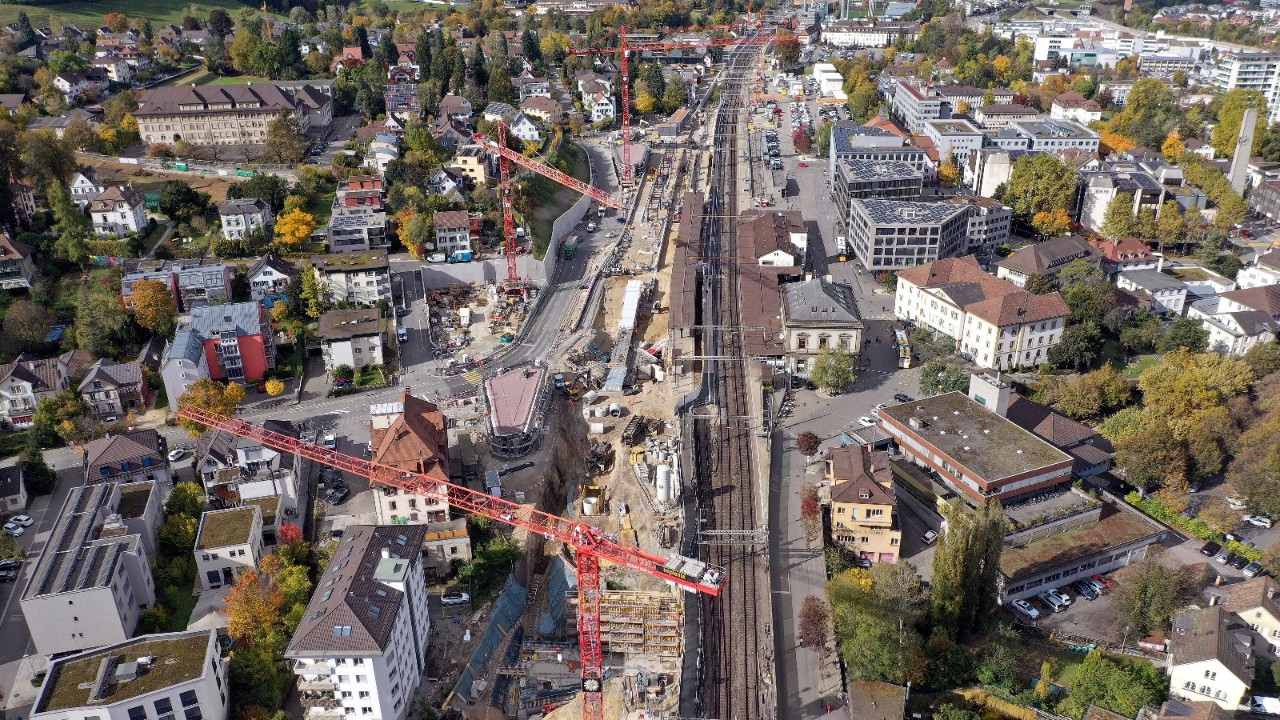 Das Foto vom 21. Oktober 2021 zeigt die Arbeiten im Bereich des Bahnhofs in Richtung Basel gesehen.