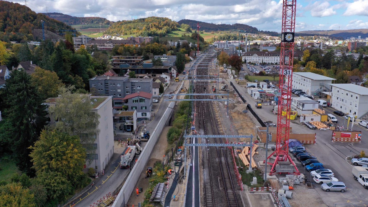 Das Foto vom 21. Oktober 2021 zeigt die Baustelle für die neue Stützmauer an der Wiedenhubstrasse Richtung Basel gesehen.