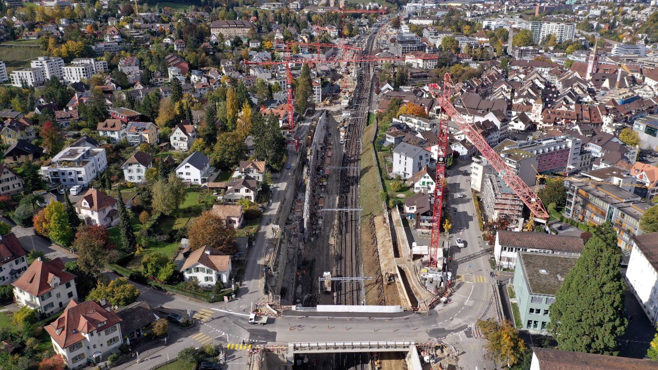 Das Foto vom 21. Oktober 2021 zeigt die Arbeiten im Bereich des westlichen Burggrabens von der Seltisbergerbrücke Richtung Basel gesehen.