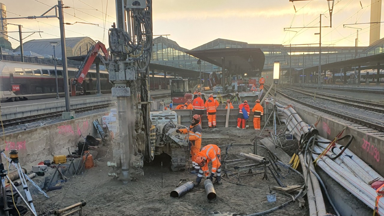 Das Foto vom 31. Januar 2023 zeigt die Fundationsarbeiten für die provisorische Passerelle auf Perron Gleis 11/12.