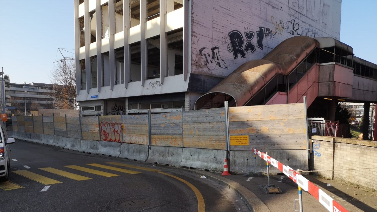 Das Foto vom 13. Februar 2023 zeigt den gesperrten Zugang zur Postpasserelle an der Hochstrasse.