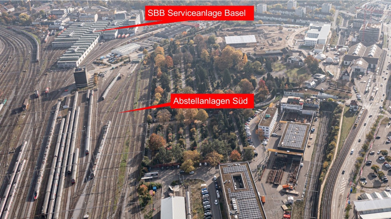 Das Foto vom Oktober 2021 zeigt die Abstellanlagen Süd und die SBB Serviceanlage Basel von Westen (Bahnhof Basel SBB) in Richtung Osten (Muttenz) gesehen. Oben, etwas links von der Bildmitte, befindet sich die imposante SBB Serviceanlage Basel. Rechts davon, etwas weiter unten beginnt der Bereich der Abstellanlage Süd. 