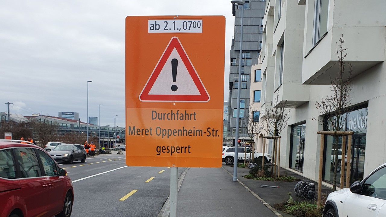 Das Foto vom 3. Januar 2023 zeigt die Sperrtafel an der Meret Oppenheim-Strasse.