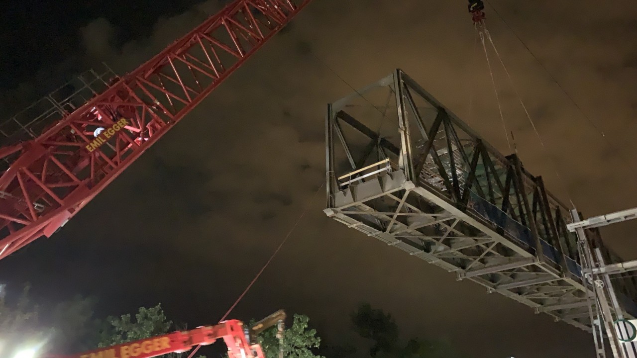 Das Foto vom 19. Juni 2024 zeigt, wie der Raupenkran das rund 220 Tonnen schwere Stahlfachwerk der alten oberen Birsbrücke aushebt. Die Arbeiten finden aus Sicherheitsgründen zwischen 1.45 bis 5 Uhr statt, während auf der Strecke keine Züge verkehren.