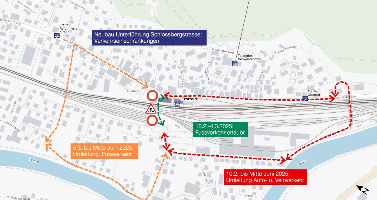 Die Kartengrafik zeigt eine detaillierte Karte der Unterführung Schlossbergstrasse in Erstfeld. Am östlichen und westlichen Ende der Unterführung sind Fahrverbotstafeln eingezeichnet. Ein grüner Pfeil ist zudem mit «Fussverkehr erlaubt» beschriftet. Eine rote gestrichelte Linie markiert die Umleitung für Velos und Autos. Eine orange gestrichelte Linie markiert die Umleitung für Velos. 
