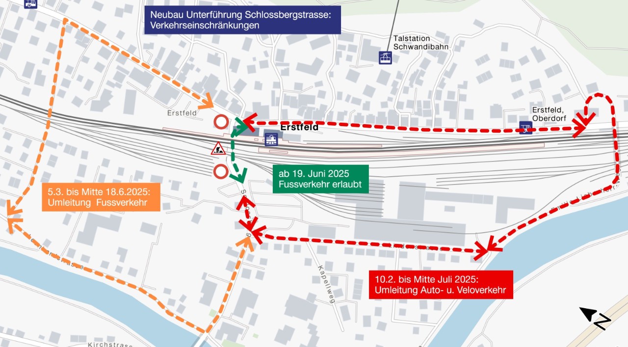 Die Kartengrafik zeigt eine detaillierte Karte der Unterführung Schlossbergstrasse in Erstfeld. Am östlichen und westlichen Ende der Unterführung sind Fahrverbotstafeln eingezeichnet. Ein grüner Pfeil ist zudem mit «Fussverkehr erlaubt» beschriftet. Eine rote gestrichelte Linie markiert die Umleitung für Velos und Autos. Eine orange gestrichelte Linie markiert die Umleitung für Velos. 