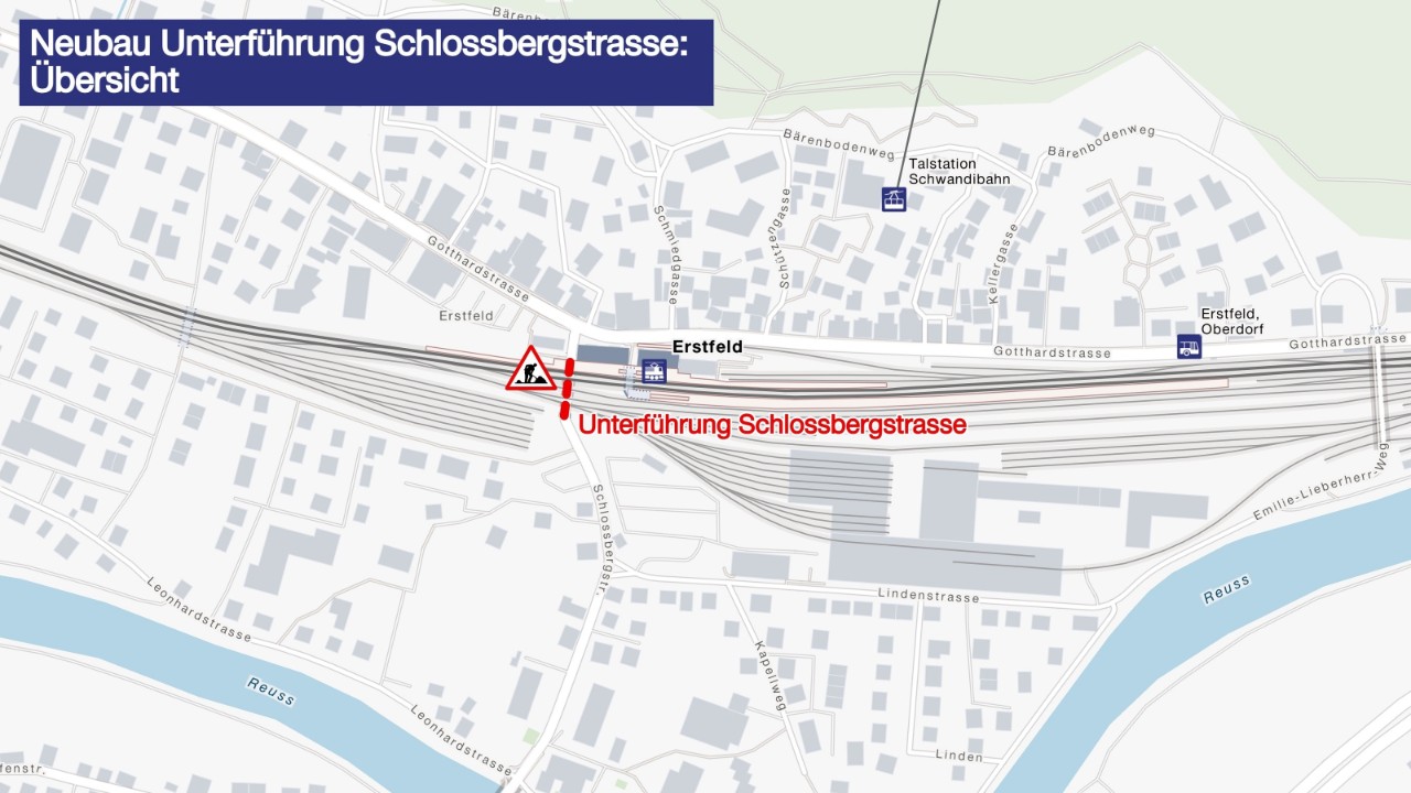 Die Kartengrafik zeigt eine detaillierte Karte der Unterführung Schlossbergstrasse in Erstfeld. Verschiedene Strassen und Gebäude sind in Grau und Weiß markiert. Eine rote Linie mit der Beschriftung “Unterführung Schlossbergstrasse” markiert den spezifischen Ort des Bauwerks auf der Karte nördlich des Bahnhofs Erstfeld. 