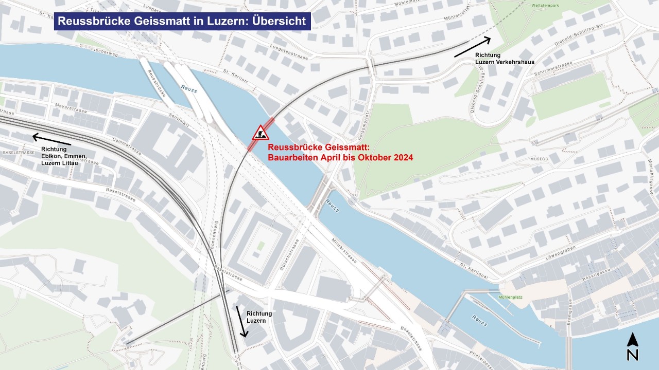 Die Kartengrafik zeigt die Lage der Reussbrücke Geissmatt in Luzern in einer Übersicht. Die Brücke führt vom linken Reussufer im Bereich der Militärstrasse ans rechte Reussufer zum Bereich der St. Karlistrasse. Die Brücke liegt zwischen der Strassenbrücke Geissmatt, die sich etwa 120 Meter flussaufwärts befindet, und dem Autobahnzubringer Reussport, der rund 70 Meter flussabwärts schräg über die Reuss führt.