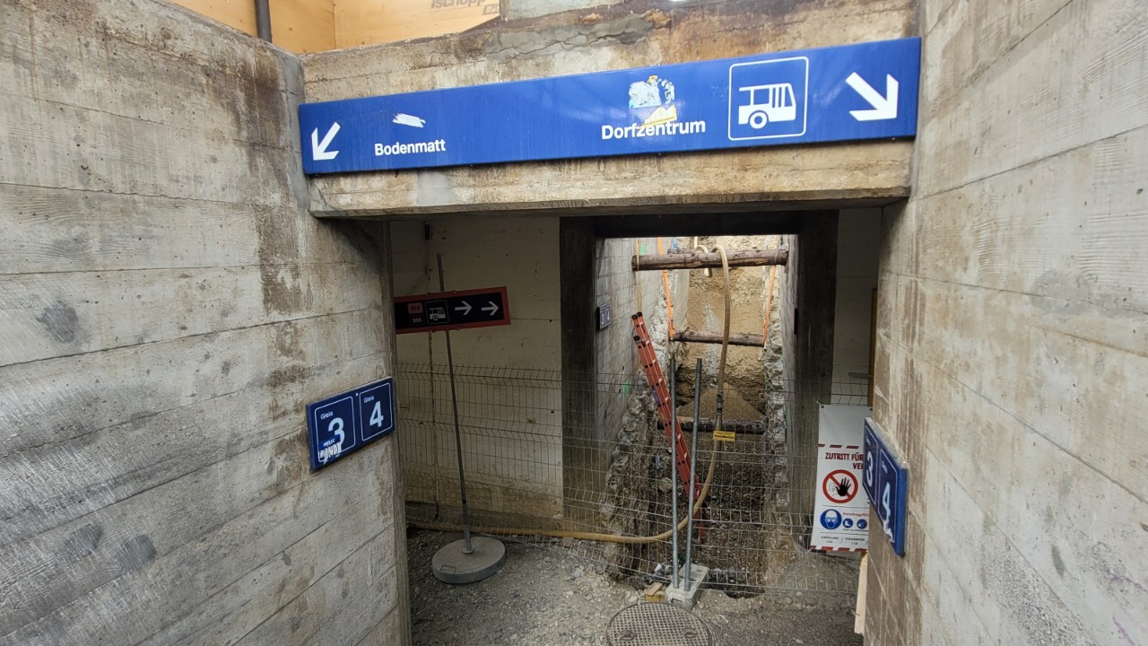 Der Zugang zum Perron erfolgt nicht mehr über Treppen, sondern bald über eine Rampe. Die Ausbrucharbeiten erfolgen bei laufendem Betrieb. 