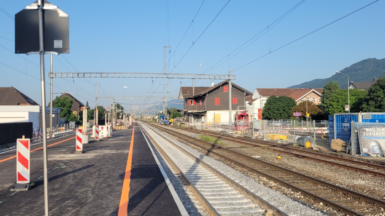 Der stufenfreie Ein- und Ausstieg am Mittelperron Gleis 3/4 ist bereits Realität.