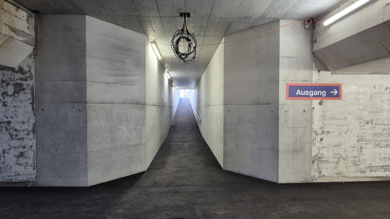 Der Zugang zum Perron erfolgt nicht mehr über Treppen, sondern über eine Rampe. 