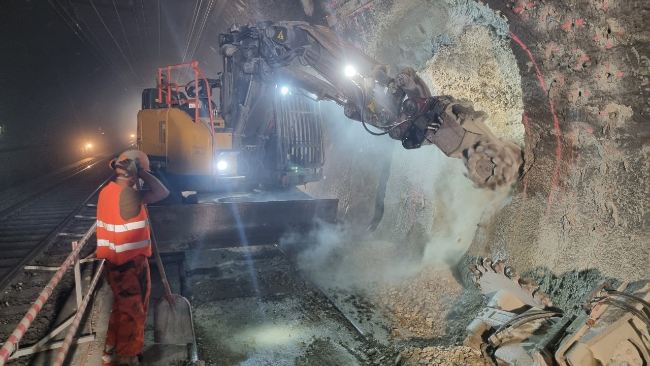 Das Foto vom 5. September 2023 zeigt die Arbeiten für die Gewölbesanierung im Hauenstein-Basistunnels. 