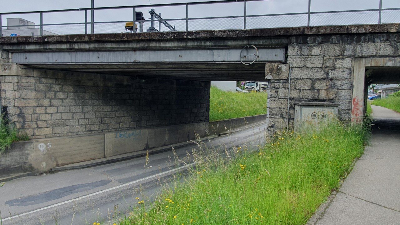 Das Bild zeigt die Strassenunterführung Güterstrasse im heutigen Zustand.