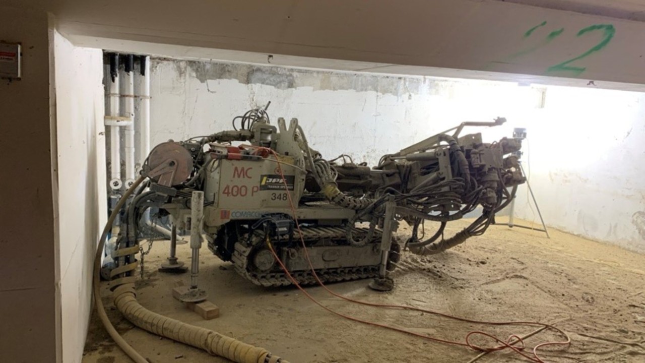 La machine qui réalise les ancrages dans l’ancien parking souterrain à la rue du Simplon.
