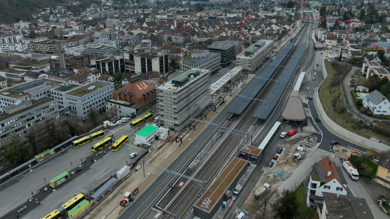 Das Foto von Anfang März 2024 zeigt den Bahnhof Liestal aus derselben Perspektive.