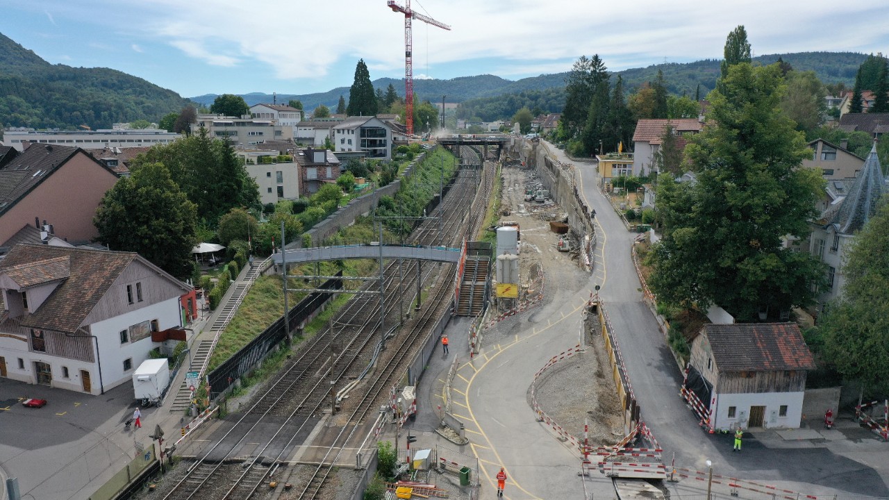 Der Burggraben West im August 2020. Der Aushub und der Felsabtrag für die Stützmauer Südwest (rechts der Gleise) starteten im Januar 2020.