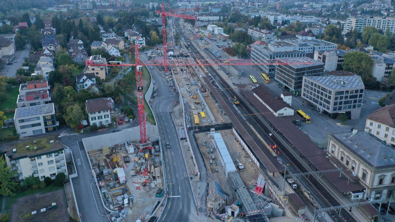Das Bahnhofareal im Oktober 2021. Die Verbreiterung des Gleisfelds in Richtung ist gut erkennbar.