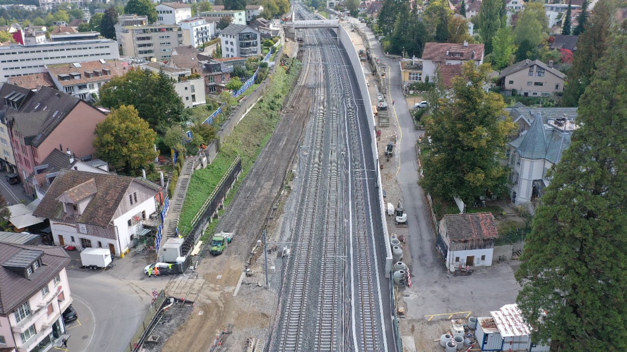 Der Burggraben West im Oktober 2022. Die Arbeiten für die Stützmauer Nordwest (links der Gleise) starteten im September 2022.