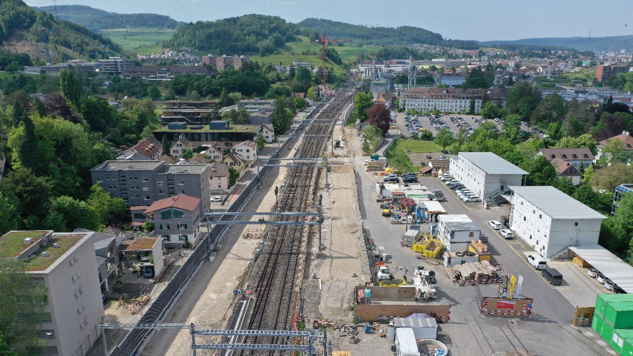 Das Foto vom Mai 2022 zeigt den Bereich der Stützmauer an der Wiedenhubstrasse während den damaligen, umfangreichen Gleisbauarbeiten.