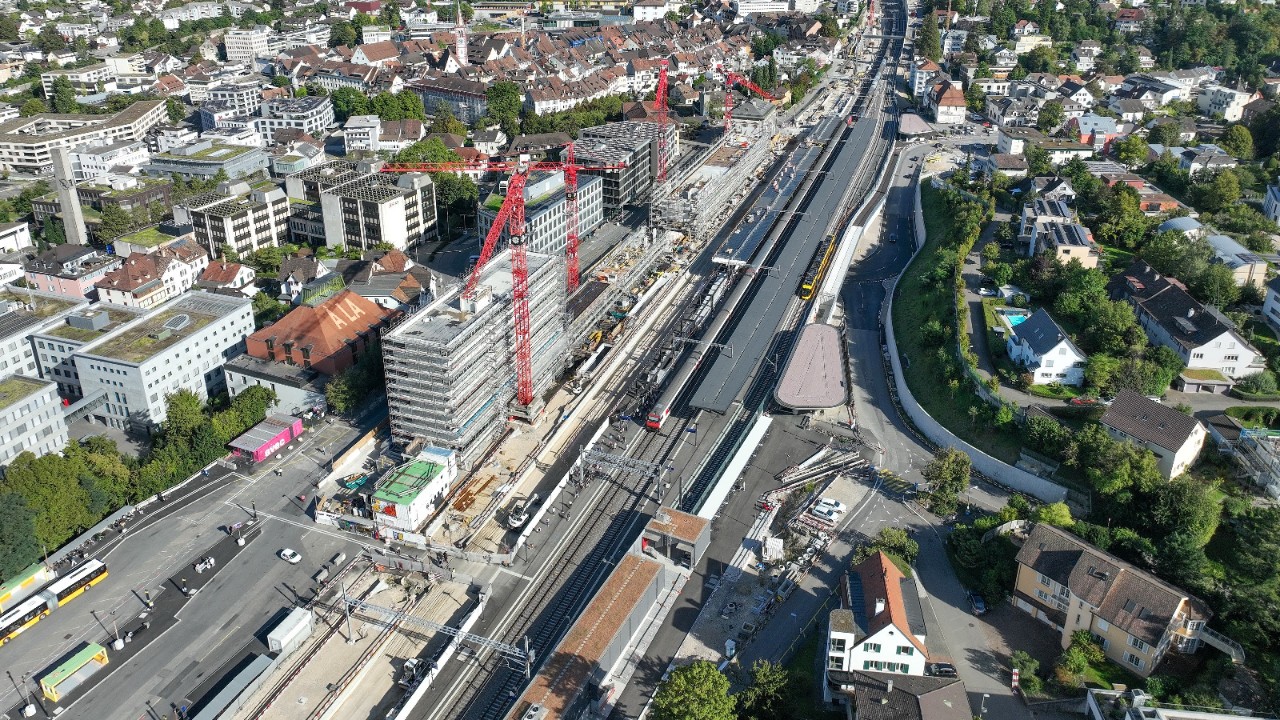 Das Foto vom September 2023 zeigt den Bahnhof Liestal aus derselben Perspektive.