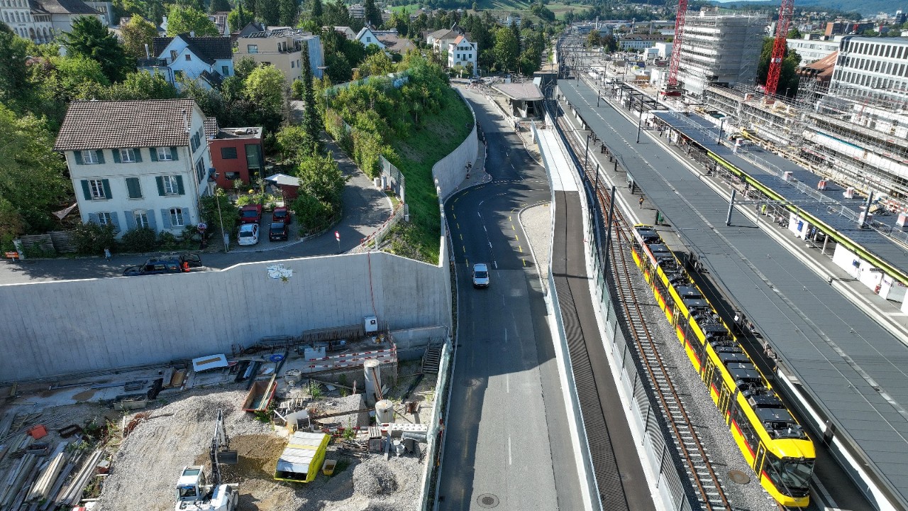 Das Foto vom September 2023 zeigt links der Gleise den Sichternsteg und die Oristalstrasse in Richtung Basel gesehen.