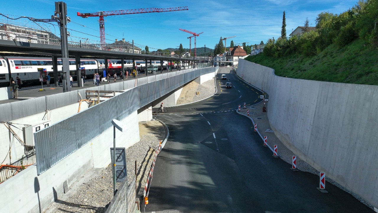 Das Foto vom September 2023 zeigt die neue Stützmauer Sichternstrasse in Richtung Oristalstrasse gesehen.