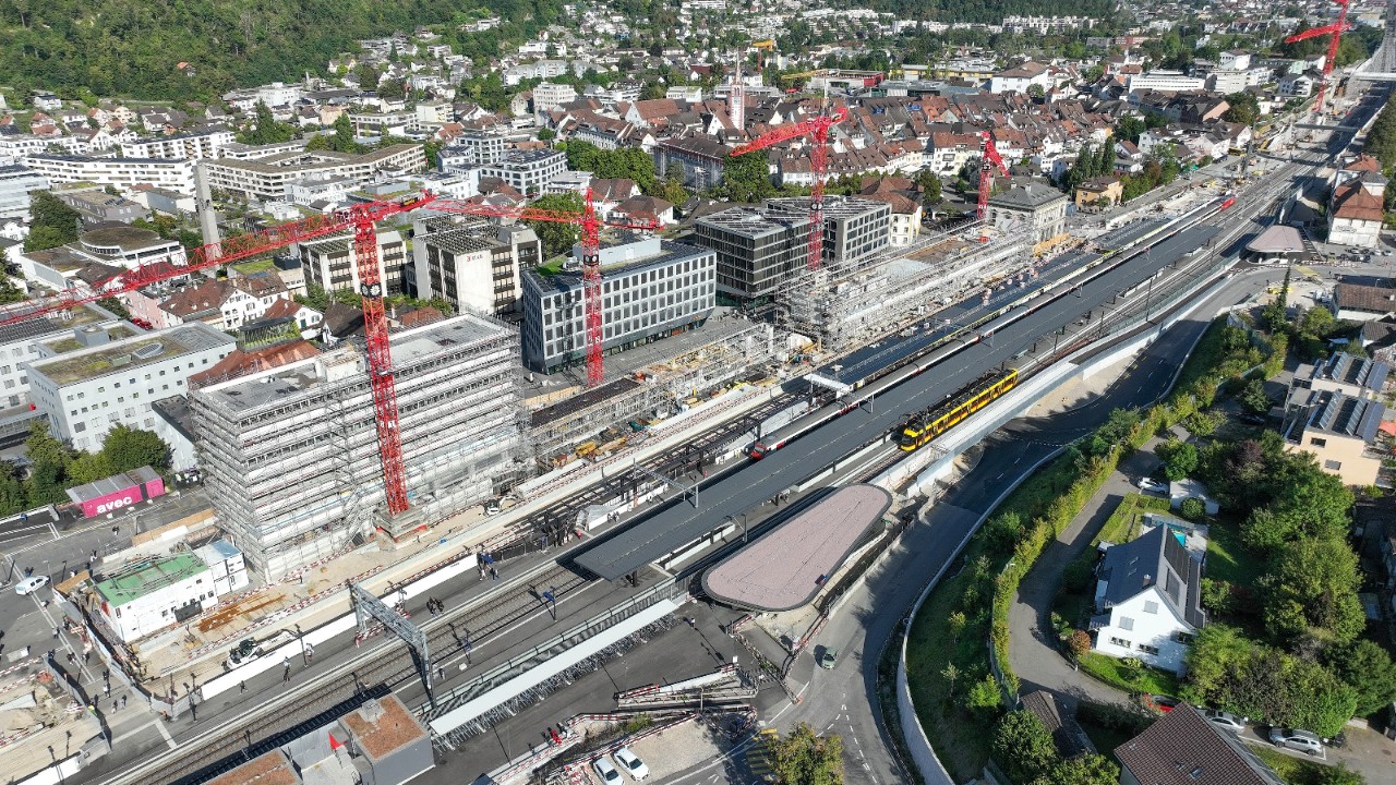 Das Foto vom September 2023 zeigt den neuen, südlichen Zugang zur Personenunterführung Sichtern Richtung Stedtli gesehen.