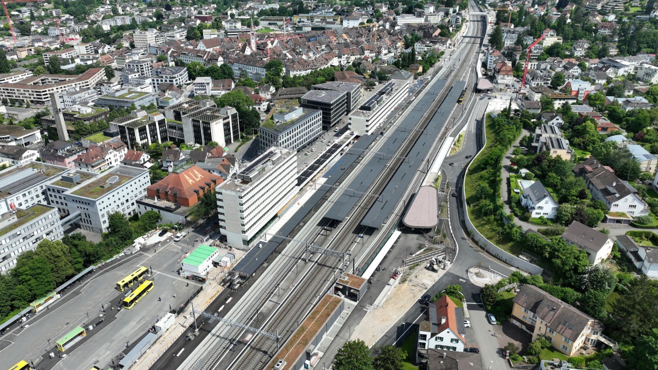 Das Foto von Anfang Juni 2024 zeigt den Bahnhof Liestal aus derselben Perspektive.