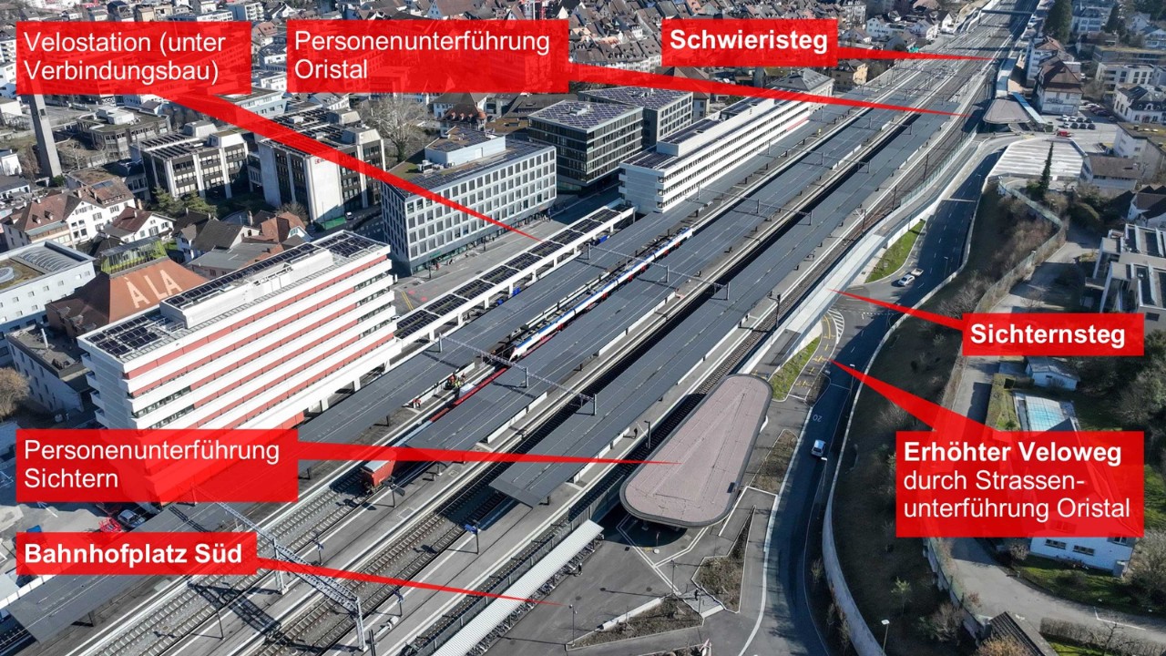 Das Foto vom 3. März zeigt den Bahnhofplatz Süd und den Sichternsteg vom Sichternquartier in Richtung Stedtli gesehen. Rechts der Gleise unten sieht man die Fläche des Bahnhofplatzes Südes. Danach folgt der südliche Zugang zur Personenunterführung Sichtern, dann der Sichternsteg, dann der südliche Zugang zur Personenunterführung Oristal und schliesslich - weiter hinten - der Schwieristeg.