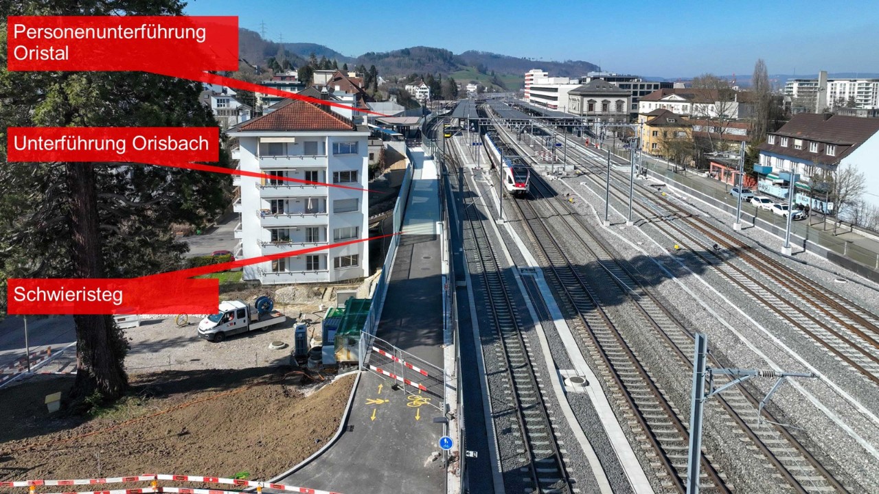 Das Foto vom 3. März 2025 zeigt den Stand der Arbeiten für den Schwieristeg vom Schwieriquartier in Richtung Bahnhof gesehen. Der Steg führt entlang der Gleise, überquert den Orisbach und endet beim südlichen Zugang der Unterführung Oristal.