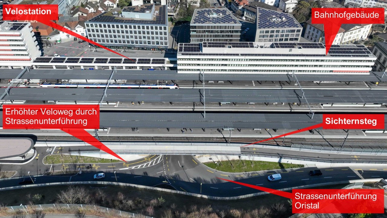 Das Foto vom 3. März 2025 zeigt die Strassenunterführung Oristal in Richtung Stedtli gesehen. Sie führt unter der Perronanlage des Bahnhofs Liestal durch. Die Velostation befindet sich auf Seite Stedtli, links von der Unterführung. Via dem erhöhten Veloweg, welcher durch die Unterführung führt, hat man direkten Zugang zur Velostation.