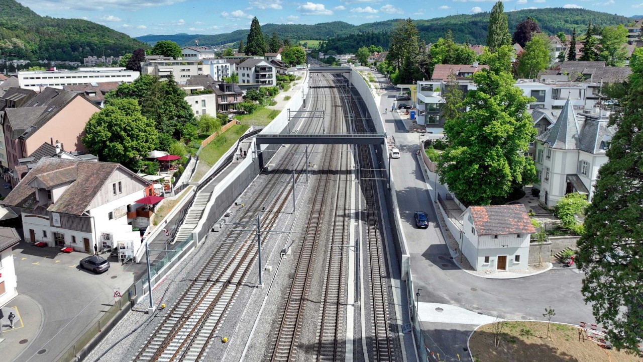 Das Foto vom 16. Mai 2025 zeigt die neue Passerelle Schwieri. Sie ist seit 15. Dezember 2023 in Betrieb, Stedtli-seitig in einem ersten Schritt via der Treppe links im Bild. Ende September 2024 wurde zudem die Rampe eröffnet, welche links von der Treppe liegt.