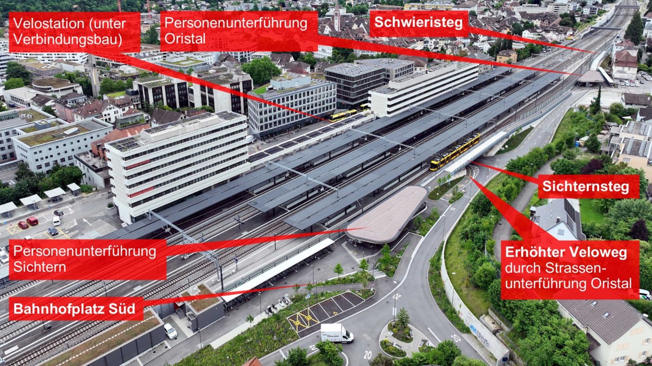 Das Foto vom 6. Juni zeigt den Bahnhofplatz Süd und den Sichternsteg vom Sichternquartier in Richtung Stedtli gesehen. Rechts der Gleise unten sieht man die Fläche des Bahnhofplatzes Südes. Danach folgt der südliche Zugang zur Personenunterführung Sichtern, dann der Sichternsteg, dann der südliche Zugang zur Personenunterführung Oristal und schliesslich - weiter hinten - der Schwieristeg.