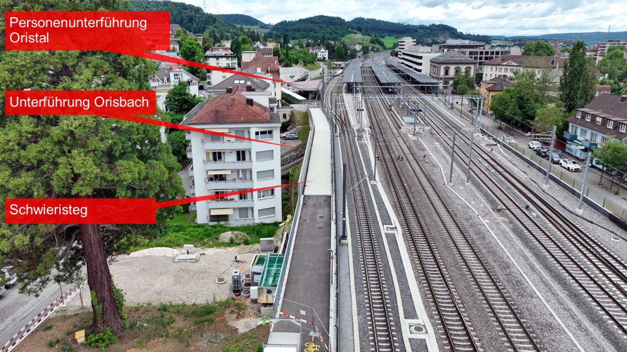 Das Foto vom 6. Juni  2025 zeigt den Stand der Arbeiten für den Schwieristeg vom Schwieriquartier in Richtung Bahnhof gesehen. Der Steg führt entlang der Gleise, überquert den Orisbach und endet beim südlichen Zugang der Unterführung Oristal.