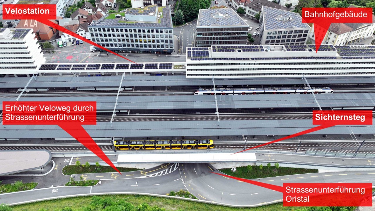 Das Foto vom 6. Juni 2025 zeigt die Strassenunterführung Oristal in Richtung Stedtli gesehen. Sie führt unter der Perronanlage des Bahnhofs Liestal durch. Die Velostation befindet sich auf Seite Stedtli, links von der Unterführung. Via dem erhöhten Veloweg, welcher durch die Unterführung führt, hat man direkten Zugang zur Velostation.