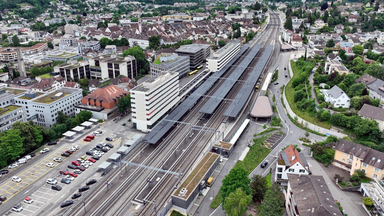Das Foto von Anfang Juni 2025 zeigt den Bahnhof Liestal aus derselben Perspektive.