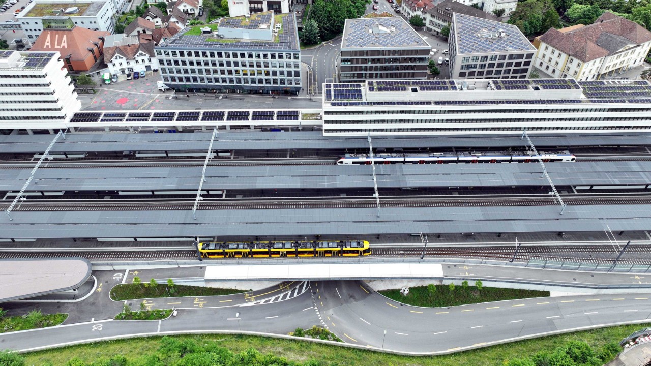 Die südliche Zufahrt zur Strassenunterführung Oristal Anfang Juni 2025.