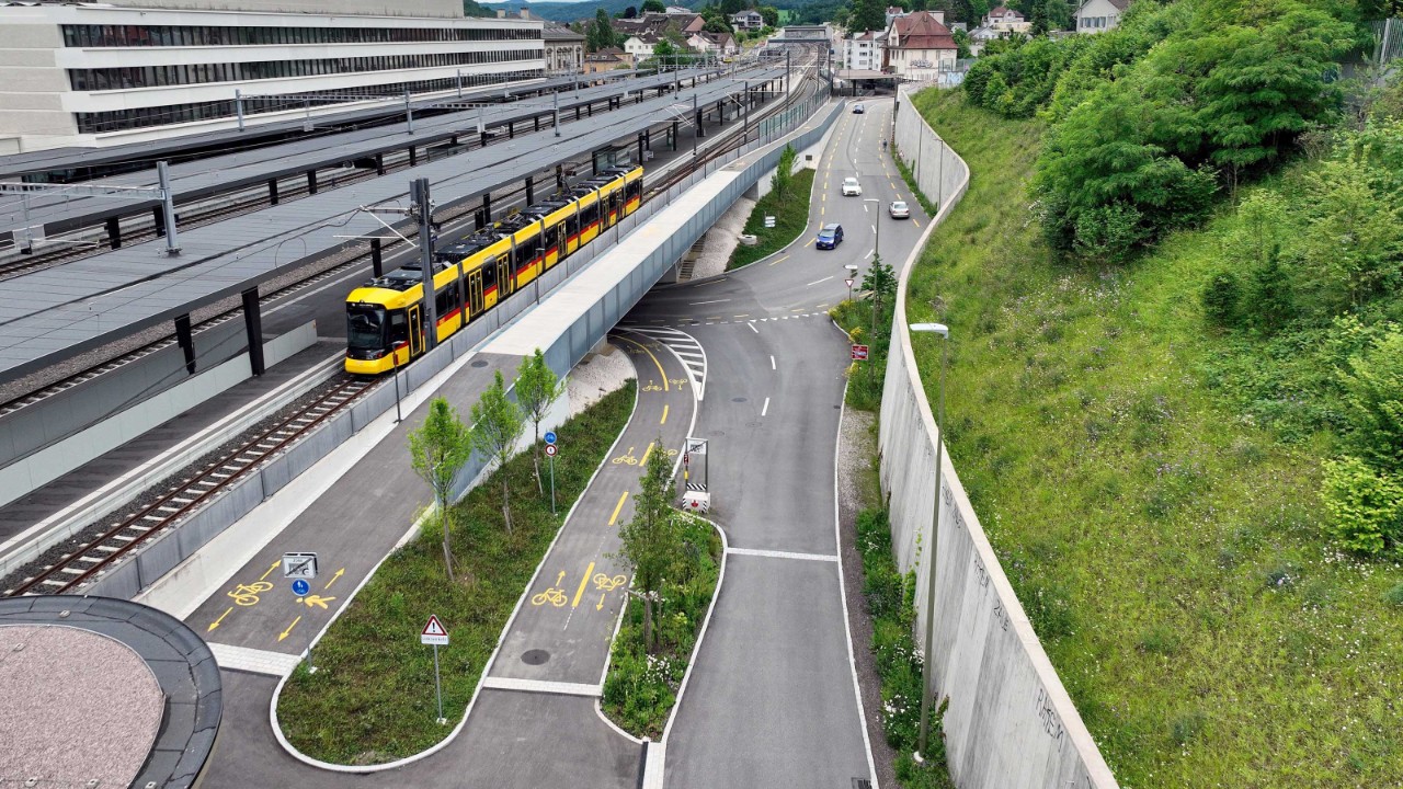 Das Foto von Anfang Juni 2025 zeigt die neue Stützmauer Sichternstrasse in Richtung Oristalstrasse gesehen.