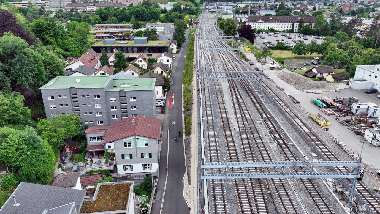 Das Foto von Anfang Juni 2025 zeigt die Stützmauer an der Wiedenhubstrasse aus Vogelperspektive.
