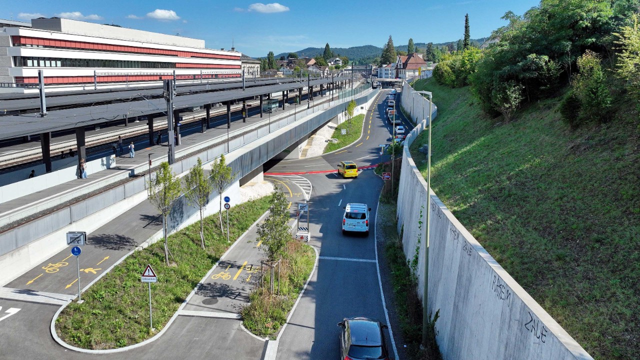 Das Foto von Ende August 2025 zeigt die neue Stützmauer Sichternstrasse in Richtung Oristalstrasse gesehen.