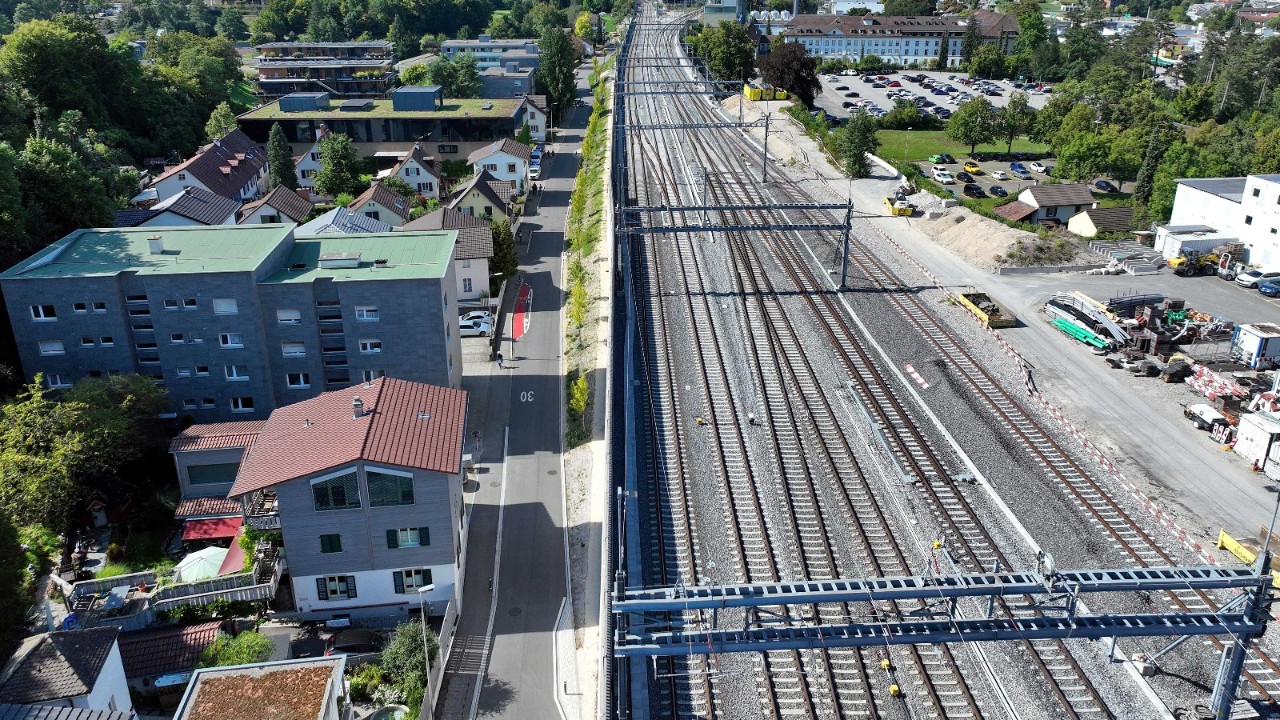 Das Foto von Ende August 2025 zeigt die Stützmauer an der Wiedenhubstrasse aus Vogelperspektive.