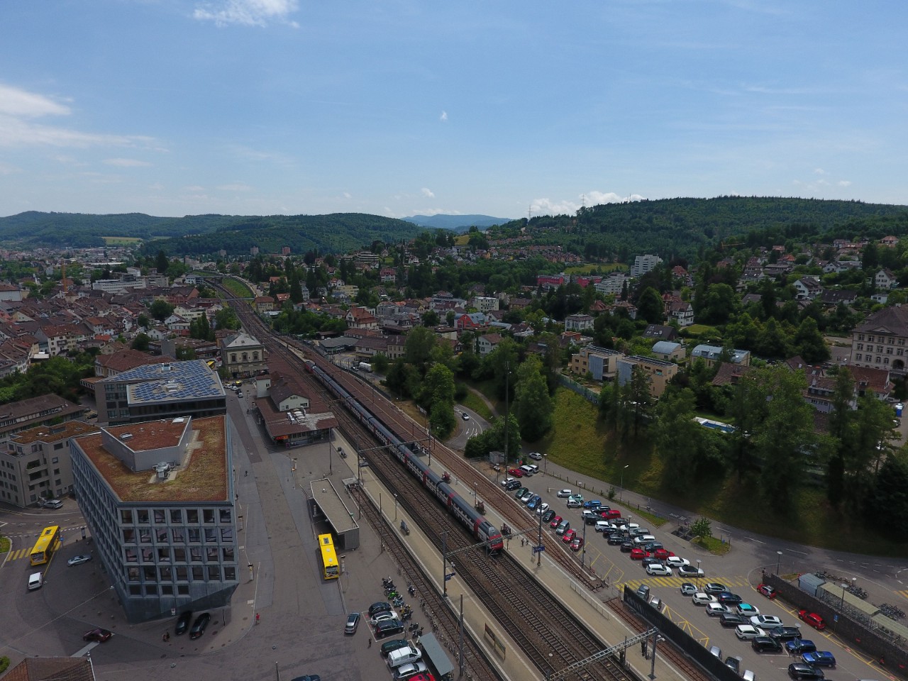 Das Foto vom Juni 2017 zeigt den Bahnhof Liestal von der Seite Basel her Richtung Olten gesehen, zwei Jahre vor Baustart.